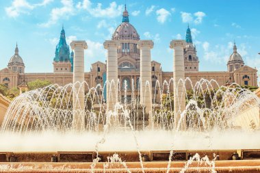 Ulusal Sanat Müzesi ve motjuic çeşmede Barcelona'da güneşli yaz gün