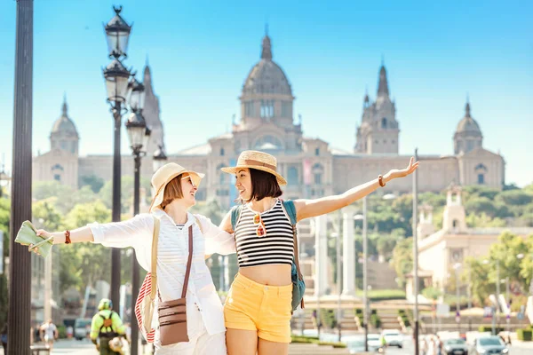 Dos Jóvenes Felices Turistas Amigas Abrazándose Fondo Del Museo Nacional — Foto de Stock