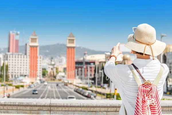 Дівчина Робить Фото Венеціанські Вежі Смарт Телефон Від Барселонського Монжуїк — стокове фото