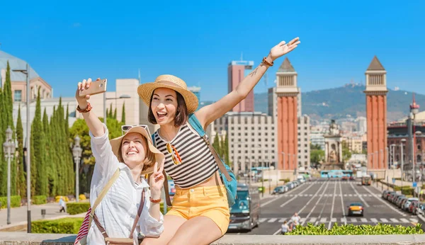 Щасливі Друзі Роблять Selfie Точку Зору Площі Іспанії Барселоні Літні — стокове фото