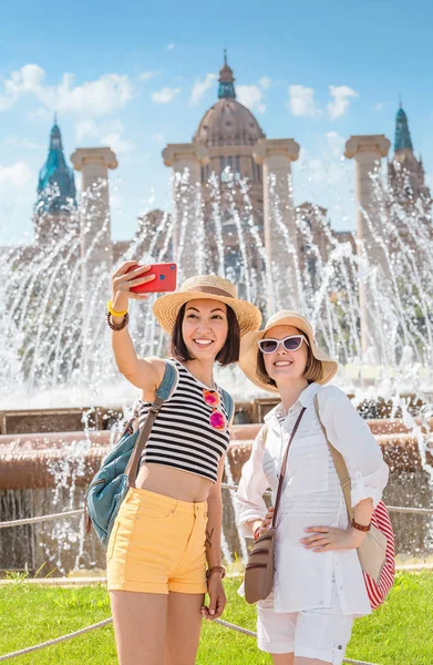 Duas Jovens Felizes Turistas Amigos Abraçando Contra Pano Fundo Museu — Fotografia de Stock