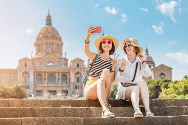 Ulusal Sanat Müzesi arka planı sarılma iki genç mutlu kadın turist arkadaşlar İspanya Plaza ve Barcelona Montjuic Çeşme yakınındaki