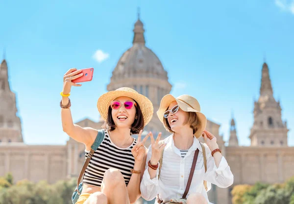 Zwei Junge Glückliche Touristinnen Die Sich Vor Dem Hintergrund Des — Stockfoto