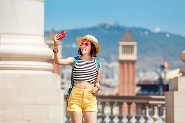 Жінка Турист Капелюсі Веселяться Відвідування Відомого Місця Барселоні Літні Канікули — стокове фото