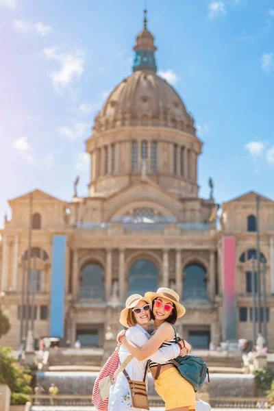 Zwei Junge Glückliche Touristinnen Die Sich Vor Dem Hintergrund Des — Stockfoto