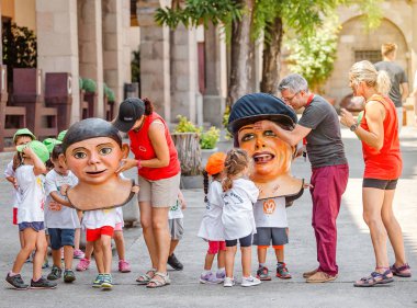 10 Temmuz 2018, Barselona, İspanya: çocuk dev rakamlarına Festivali Poble Espanyol ana meydanında