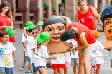 10 Temmuz 2018, Barselona, İspanya: çocuk dev rakamlarına Festivali Poble Espanyol ana meydanında
