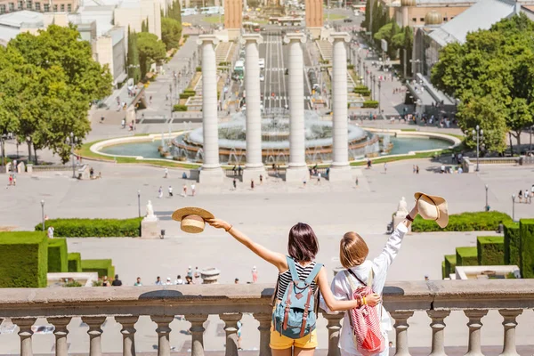 Meninas Amigas Com Mochilas Abraçar Desfrutar Vista Placa Josep Puig — Fotografia de Stock