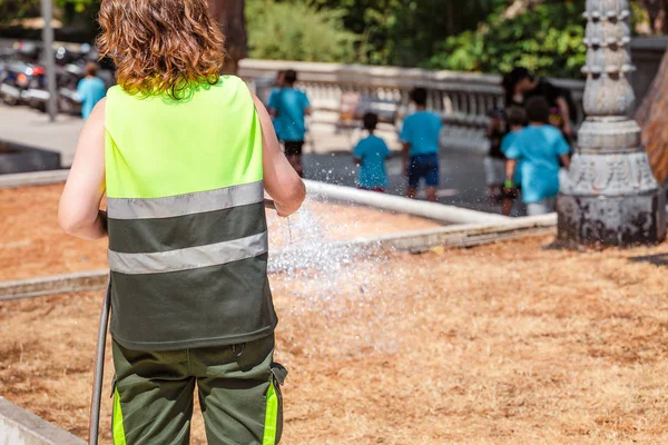 Donna Città Giardinaggio Servizio Lavoratore Irrigazione Prato — Foto Stock