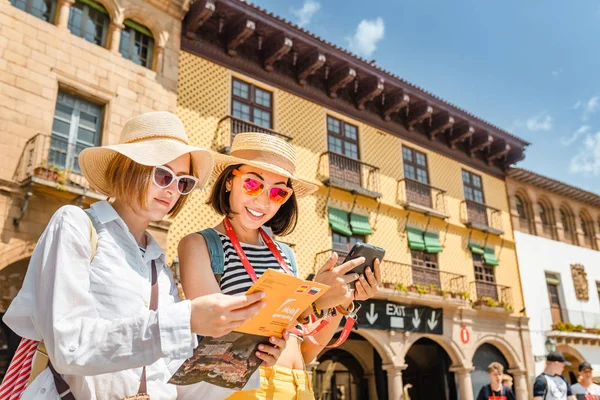 2018 Július Barcelona Spanyolország Lányok Turisták Meg Néztem Térkép Háttérben — Stock Fotó