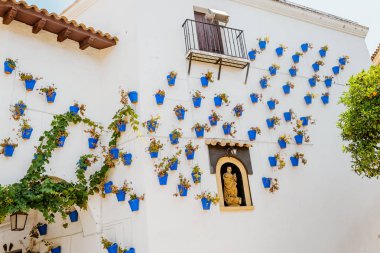 10 Temmuz 2018, Barselona, İspanya: Andalusia beyaz duvar saksı Barcelona İspanya köyü açık hava müzesinde ile
