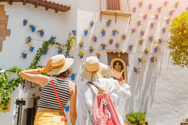 Dvě Dívky Turista Obdivovat Krásný Výhled Květináče Bílé Zdi Slavných — Stock fotografie