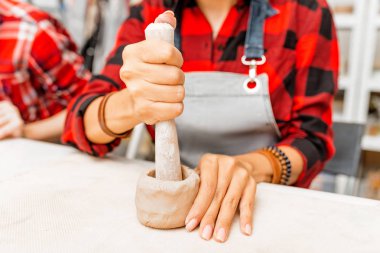 Genç kadın arkadaş kil ve seramik sanatı yemekler Seramik kurs oluşturmak
