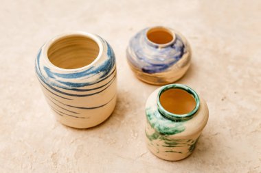 Natürmort kil çömlek Çaydanlık ve bardak ve yemekleri