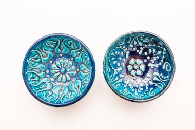 Beyaz arka plan üzerinde izole oryantal desenli tabak