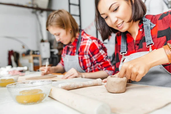 Молодые Женщины Друзья Создают Глиняные Керамические Блюда Керамической Мастерской — стоковое фото
