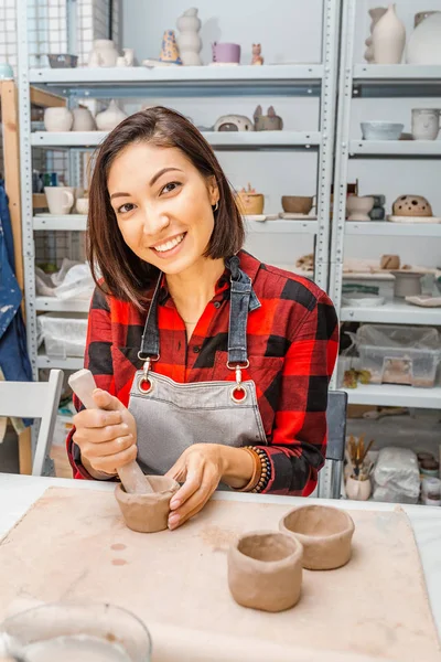 Young Woman Friends Create Clay Ceramic Art Dishes Pottery Workshop — Stock Photo, Image