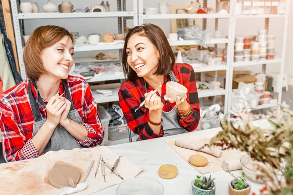 Jóvenes Amigas Crean Platos Arcilla Cerámica Taller Cerámica — Foto de Stock