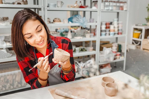 Jóvenes Amigas Crean Platos Arcilla Cerámica Taller Cerámica — Foto de Stock