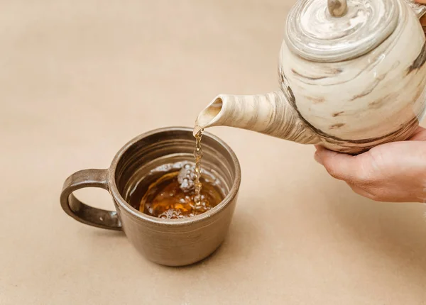 ชาเทลงในถ วยชาจากกาต — ภาพถ่ายสต็อก