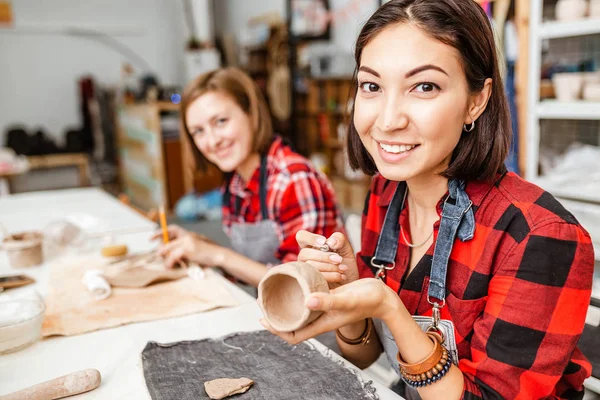 Young Woman Friends Create Clay Ceramic Art Dishes Pottery Workshop — Stock Photo, Image