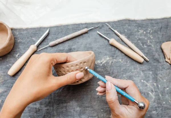 Молодые Женщины Друзья Создают Глиняные Керамические Блюда Керамической Мастерской — стоковое фото