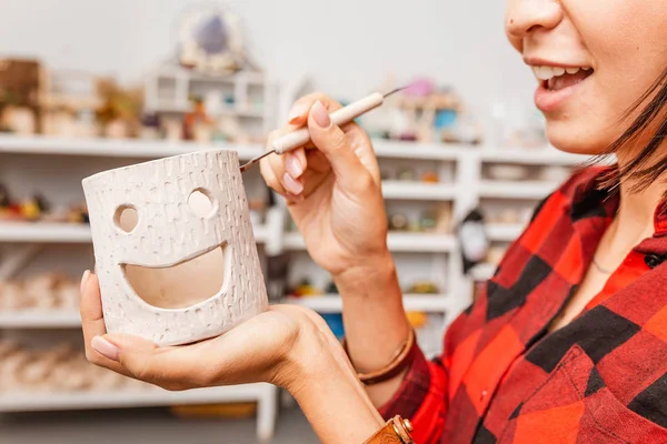 Una Donna Artista Grembiule Lavoro Dipinge Con Pennello Una Ceramica — Foto Stock
