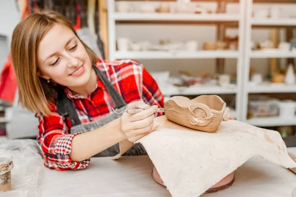 Young Woman Friends Create Clay Ceramic Art Dishes Pottery Workshop — Stock Photo, Image