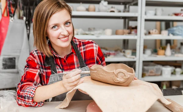 Young Woman Friends Create Clay Ceramic Art Dishes Pottery Workshop — Stock Photo, Image