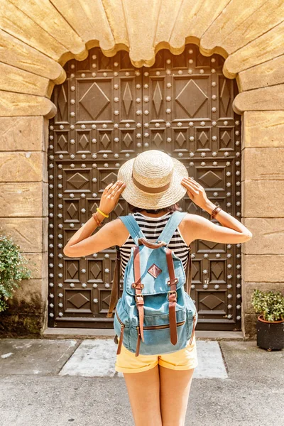 Kadın Yolcunun Sırt Çantası Ayakta Eski Kapı Girişinde Ile — Stok fotoğraf