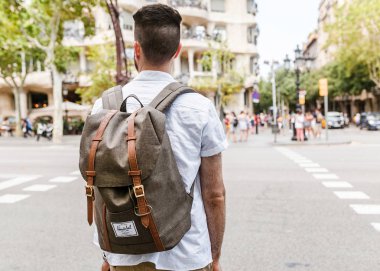 10 Temmuz 2018, Barselona, İspanya: bir Avrupa şehri sokak, sırt çantası ile yürüyen bir hipster turist görüntülemek arkadan
