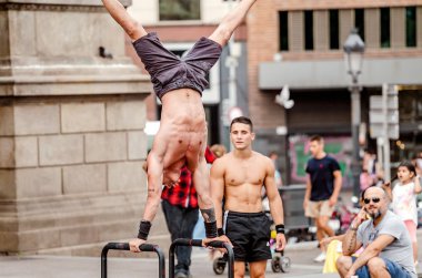 10 Temmuz 2018, Barselona, İspanya: sokakta onun egzersiz sırasında kas adam