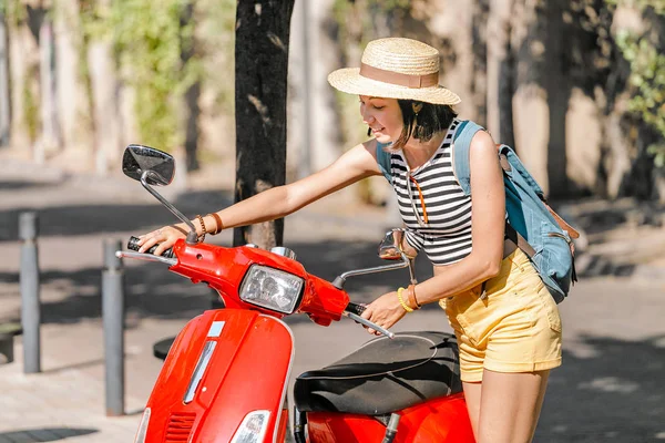 Menina friver perto da moto scooter vermelho — Fotografia de Stock