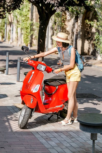 Menina friver perto da moto scooter vermelho — Fotografia de Stock