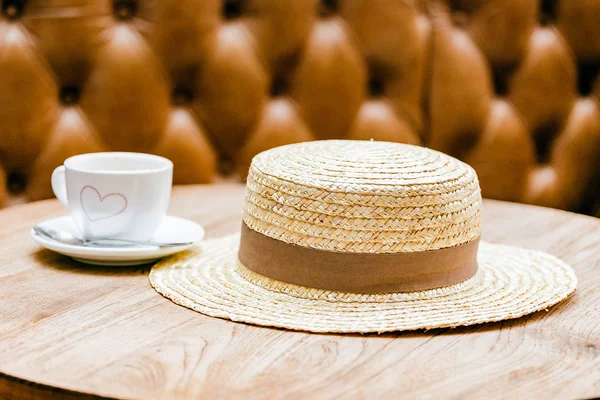Sombrero con taza de café en una mesa en la cafetería —  Fotos de Stock