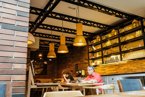 10 JULIO 2018, BARCELONA, ESPAÑA: clientes en la cafetería de Barcelona — Foto de Stock