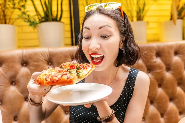 Mujer comiendo focaccia Pizza y Café en mesa de madera en cafetería —  Fotos de Stock