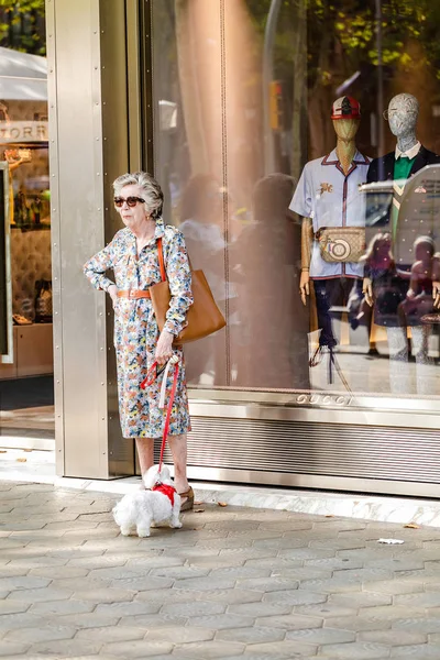 10 JULIO 2018, BARCELONA, ESPAÑA: Divertida señora mayor de la moda de pie en la tienda Gucci —  Fotos de Stock