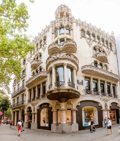 10 JULIO 2018, BARCELONA, ESPAÑA: Arquitectura de un edificio Casa Lleo Morera — Foto de Stock