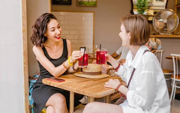 Szczęśliwy przyjaciele brzęk szkła koktajl sangria, napojami w kawiarni — Zdjęcie stockowe