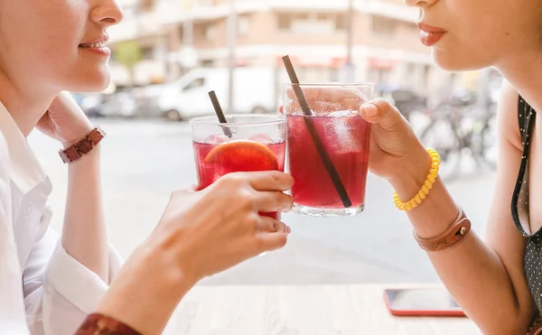 Happy přátelé cinkání skla koktejl sangria, nápoje v kavárně — Stock fotografie