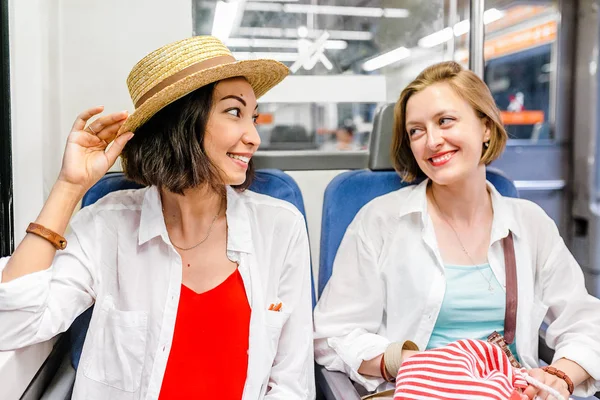 Друзья, путешествующие на поезде — стоковое фото