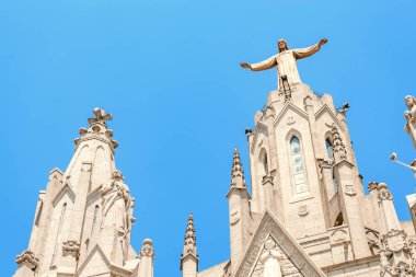 Üstünde tepe-in Tibidabo Barcelona, İspanya üzerinde Sacred Heart Kilisesi İsa Mesih'in ünlü heykeli açık teslim