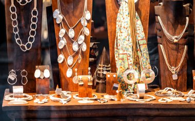 Moda Bijuteri mağaza tribünde asılı kümesi