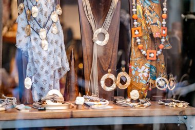 Moda Bijuteri mağaza tribünde asılı kümesi
