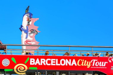 12 Temmuz 2018, Barselona, İspanya: Barcelona baş yüz heykel Simgesel Yapı ve şehir tur otobüs