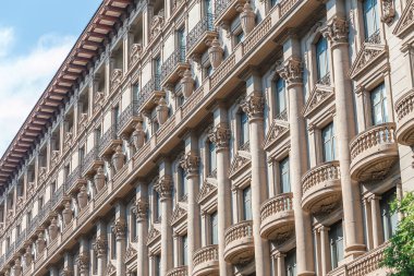 Birden çok kat ve windows ile bir binanın yakın çekim