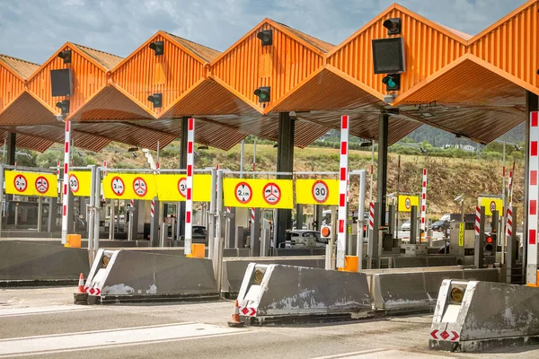 Denetim noktası bir paralı yol trafik gates ile giriş