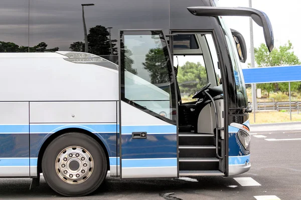 Boş turist otobüsü. seyahat ve ulaşım kavramı