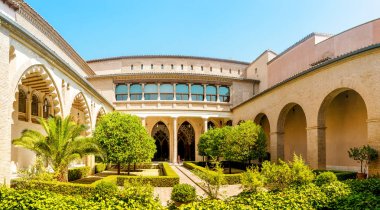 Aljaferia Zaragoza en ünlü yerlerden biri. Mudejar mimari tarzı Endülüs İslam Sarayı